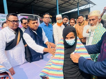 লক্ষ্মীপুরে শীতার্তদের মাঝে পৌর মেয়রের কম্বল বিতরণ