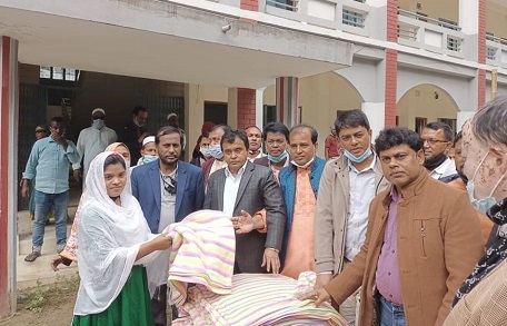 গজারিয়ায় শিক্ষার্থীদের শীতবস্ত্র বিতরণ