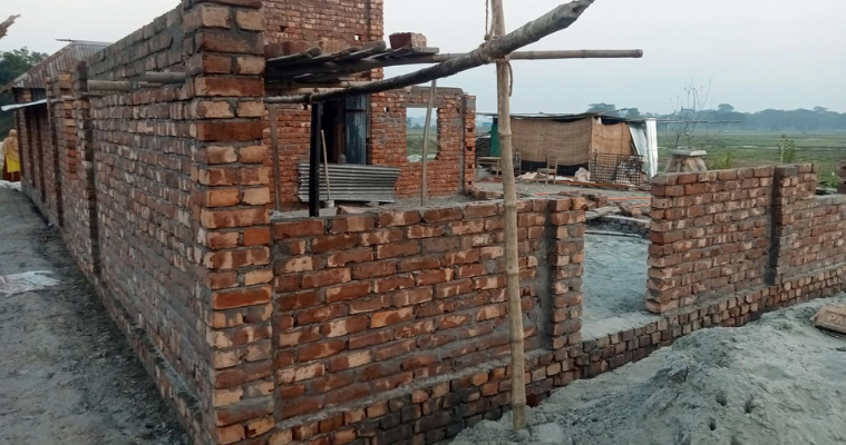 কাশিয়ানীতে সরকারি হালটের জমি দখল করে বাড়ি নির্মাণ