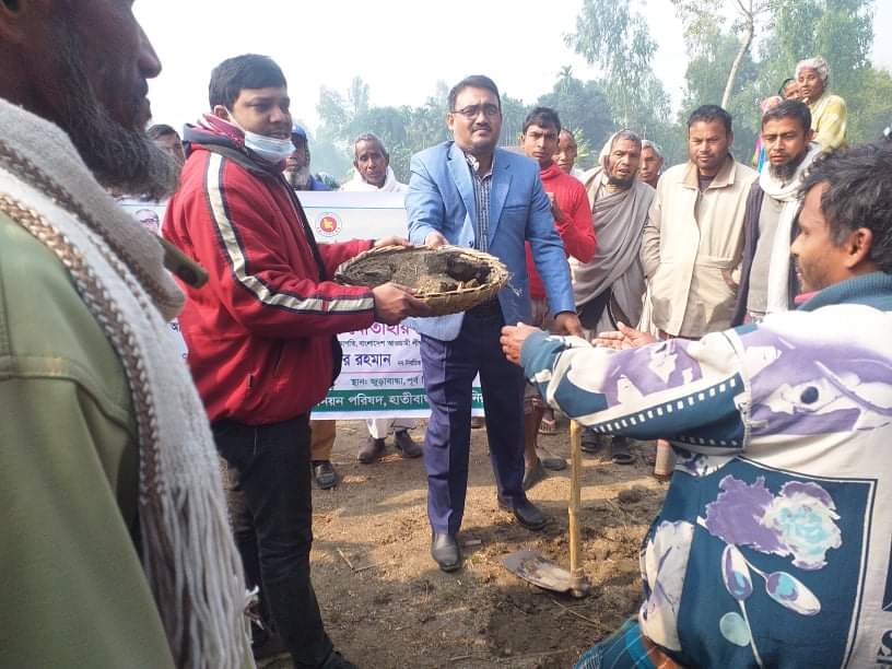 হাতীবান্ধায় কাজ পেলো দেড় হাজার হতদরিদ্র  মানুষ
