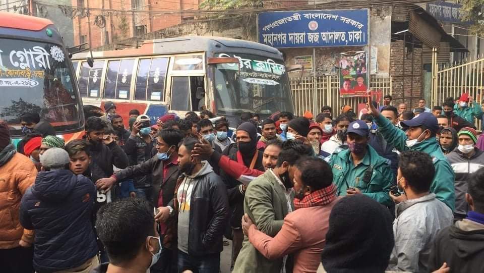 সার্জেন্টের বিরুদ্ধে চাঁদাবাজির অভিযোগে সদরঘাটে শ্রমিকদের বিক্ষোভ