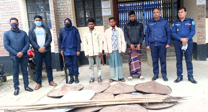 ফরিদপুরে দেশীয় অস্ত্র ঢাল-কাতরাসহ আটক ৩