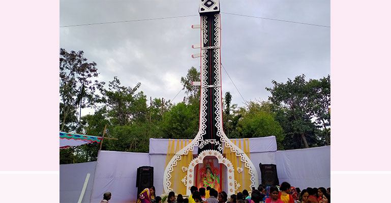 সরস্বতী পূজায় 'বাণী বন্দনার' চল্লিশ ফুট বীণার আকর্ষণ