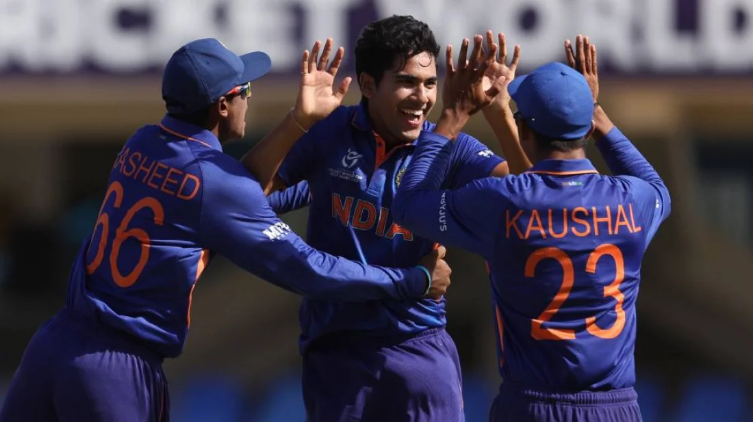 ইংল্যান্ডকে হারিয়ে যুব বিশ্বকাপ ভারতের ঘরে