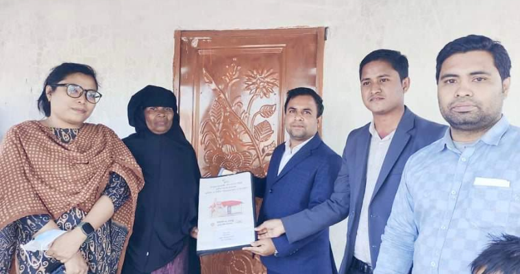 জুনাইদের ফেসবুক পোস্ট: ঘর পেলেন অসহায় বৃদ্ধা