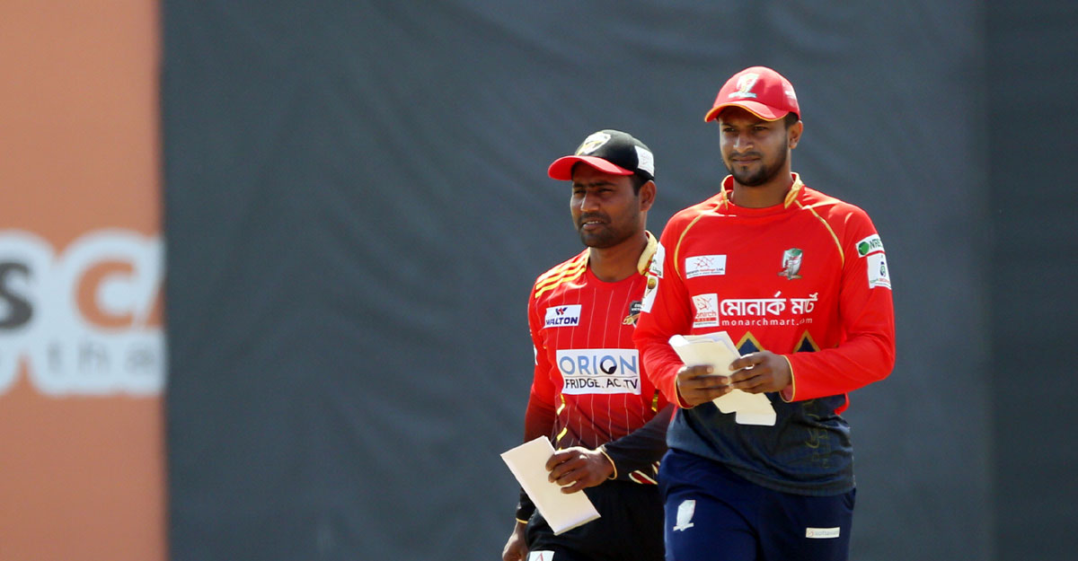 সাকিব জাদুতে কুমিল্লাকে হারিয়ে শীর্ষে বরিশাল