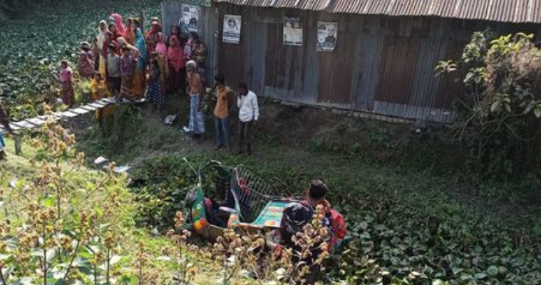 প্রাইভেটকার-সিএনজি-মোটরসাইকেলের ত্রিমুখী সংঘর্ষে নিহত ২