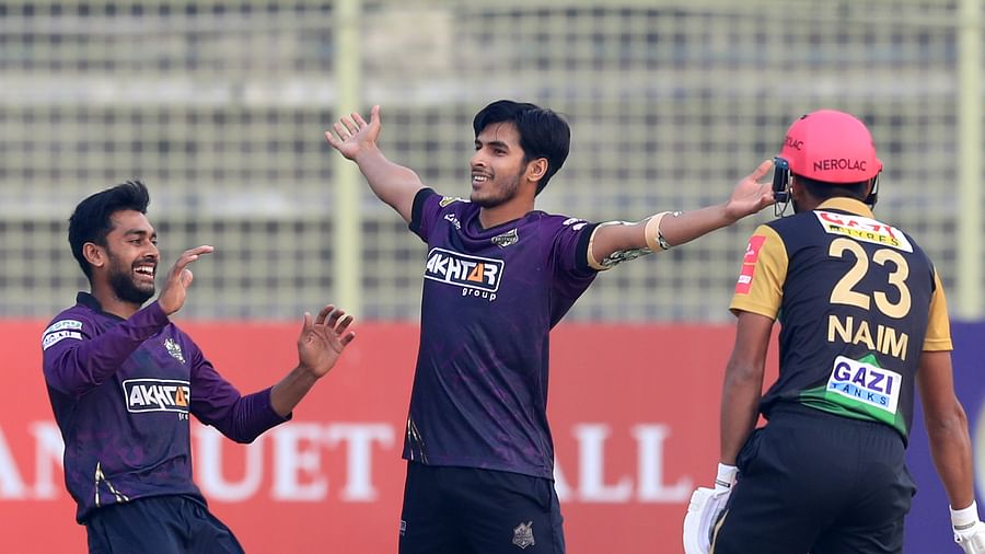 রোমাঞ্চকর শেষ ওভারে ঢাকার জয় ছিনিয়ে নিলেন মৃত্যুঞ্জয়