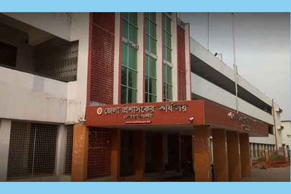 নোয়াখালী ডিসি অফিস থেকে টেন্ডার ছিনতাইয়ের অভিযোগ