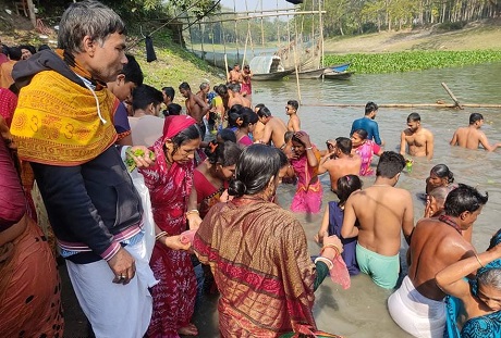 ফরিদপুরের পুণ্যস্নানে হাজারো মানুষের ঢল