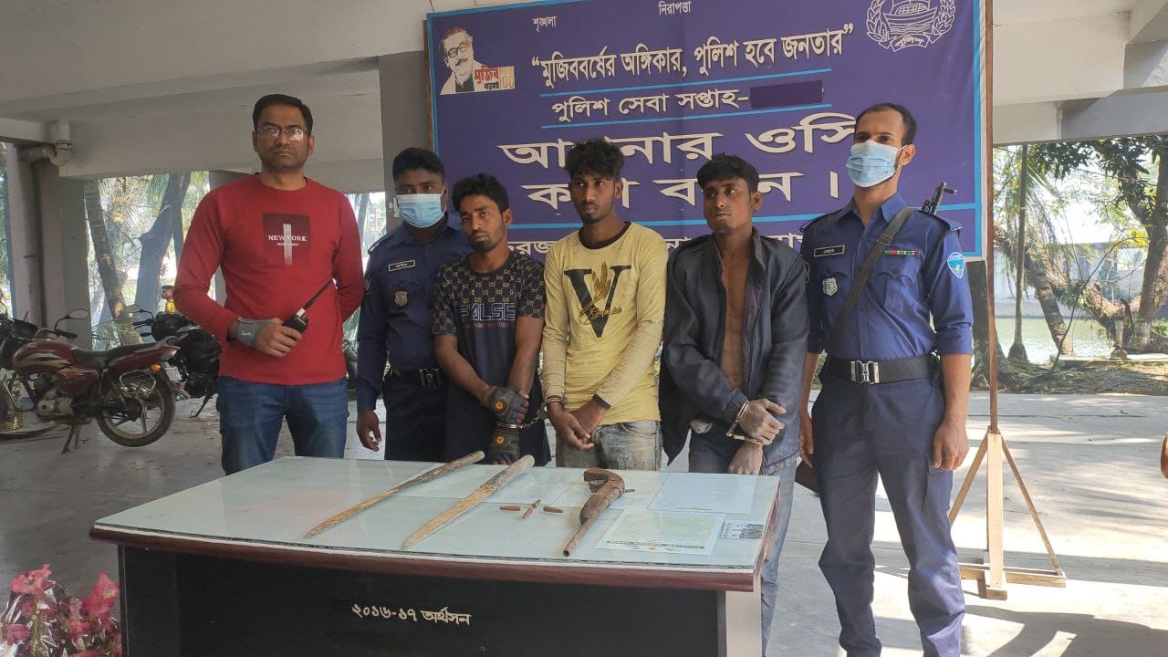 নোয়াখালীতে আগ্নেয়াস্ত্রসহ ৩ ডাকাত গ্রেপ্তার