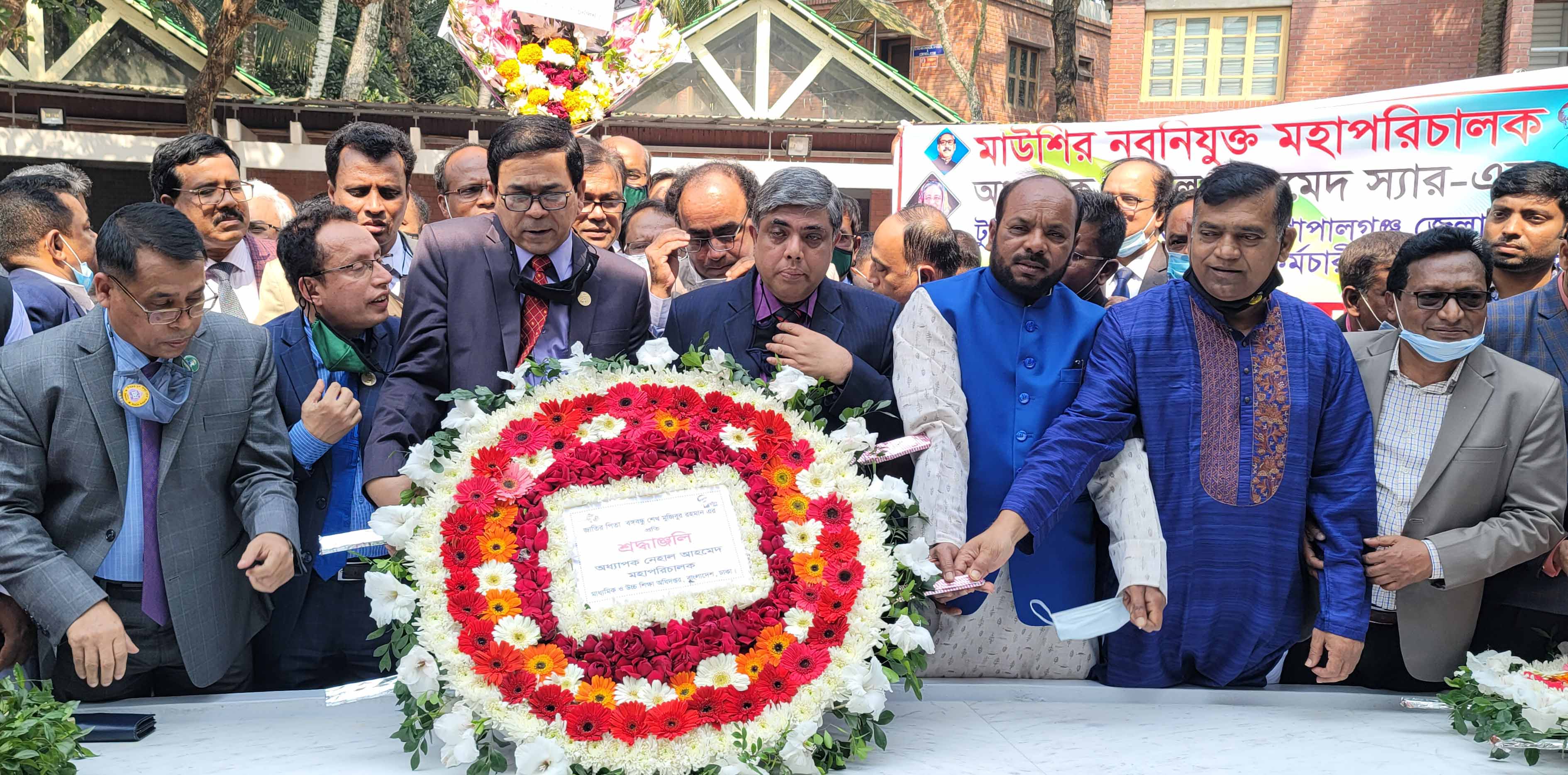 বঙ্গবন্ধুর সমাধিতে মাধ্যমিক ও উচ্চ শিক্ষা অধিদপ্তরের মহাপরিচালকের শ্রদ্ধা