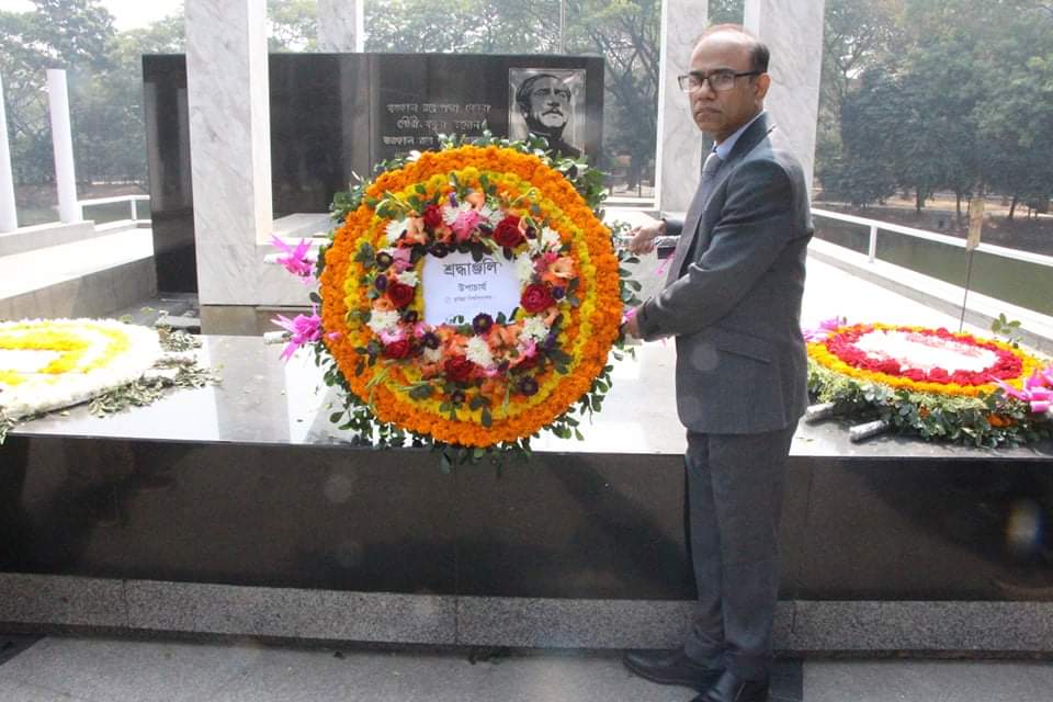 জাতির পিতার প্রতিকৃতিতে কুবি উপাচার্যের শ্রদ্ধা নিবেদন