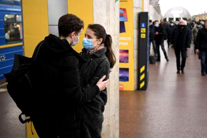 ইউক্রেনে হামলা:  প্রাণ বাঁচাতে রাজধানী ছাড়ছেন বাসিন্দারা