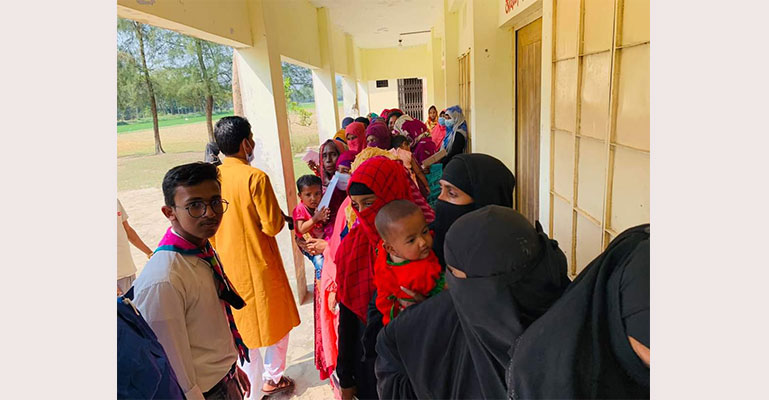 নোয়াখালীতে গণটিকা কেন্দ্রে উপচে পড়া ভিড়, টিকা পাবে ২লাখ মানুষ