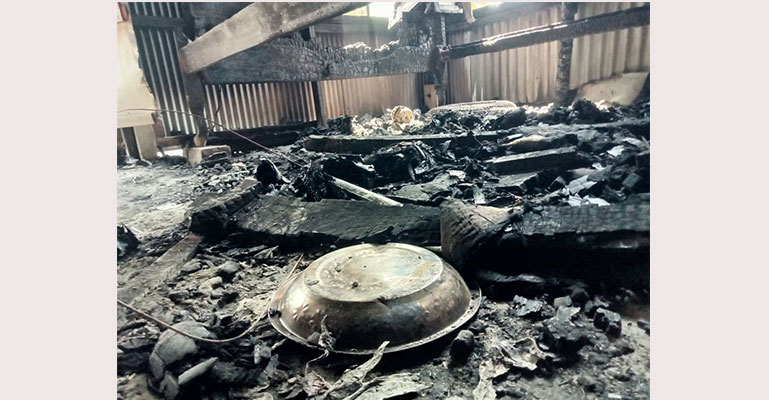 কাশিয়ানীতে ‘দুর্বৃত্তের দেওয়া আগুনে’ সর্বশান্ত কৃষক পরিবার