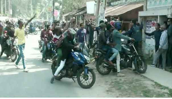 নাটোরে মুখোমুখি বিএনপি-আওয়ামী লীগ, রেফারির ভূমিকায় পুলিশ!
