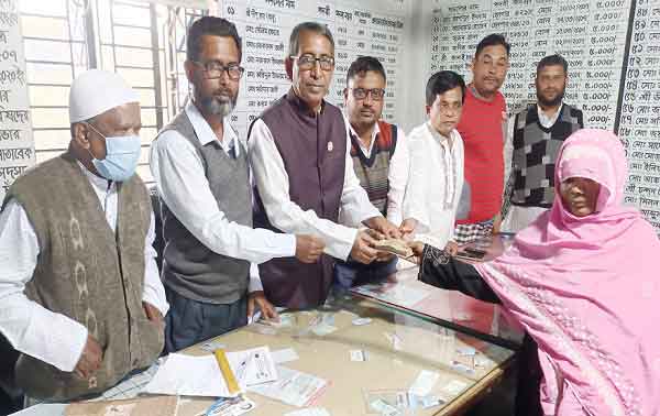 দিনাজপুর জেলা ট্রাক ট্যাংক লরী ও ট্রাক্টর শ্রমিক ইউনিয়নের সদস্যদের মাঝে অনুদানের টাকা বিতরণ