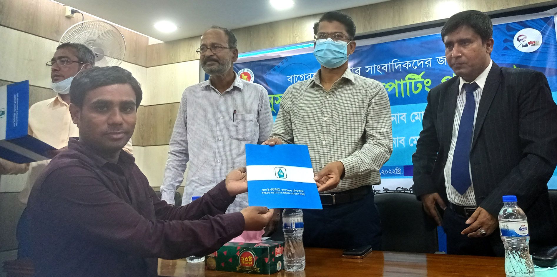 বাগেরহাটে অনুসন্ধানী সাংবাদিকতা বিষয়ক প্রশিক্ষণের সনদ বিতরণ