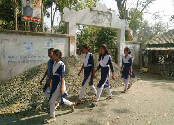 খোয়ার স্তুপে স্কুলের গেট বন্ধ, দুর্ভোগে শিক্ষক-শিক্ষার্থীরা