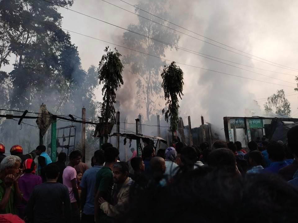 লালমনিরহাটে অগ্নিকাণ্ডে ১২টি ব্যবসা প্রতিষ্ঠান ভস্মীভূত