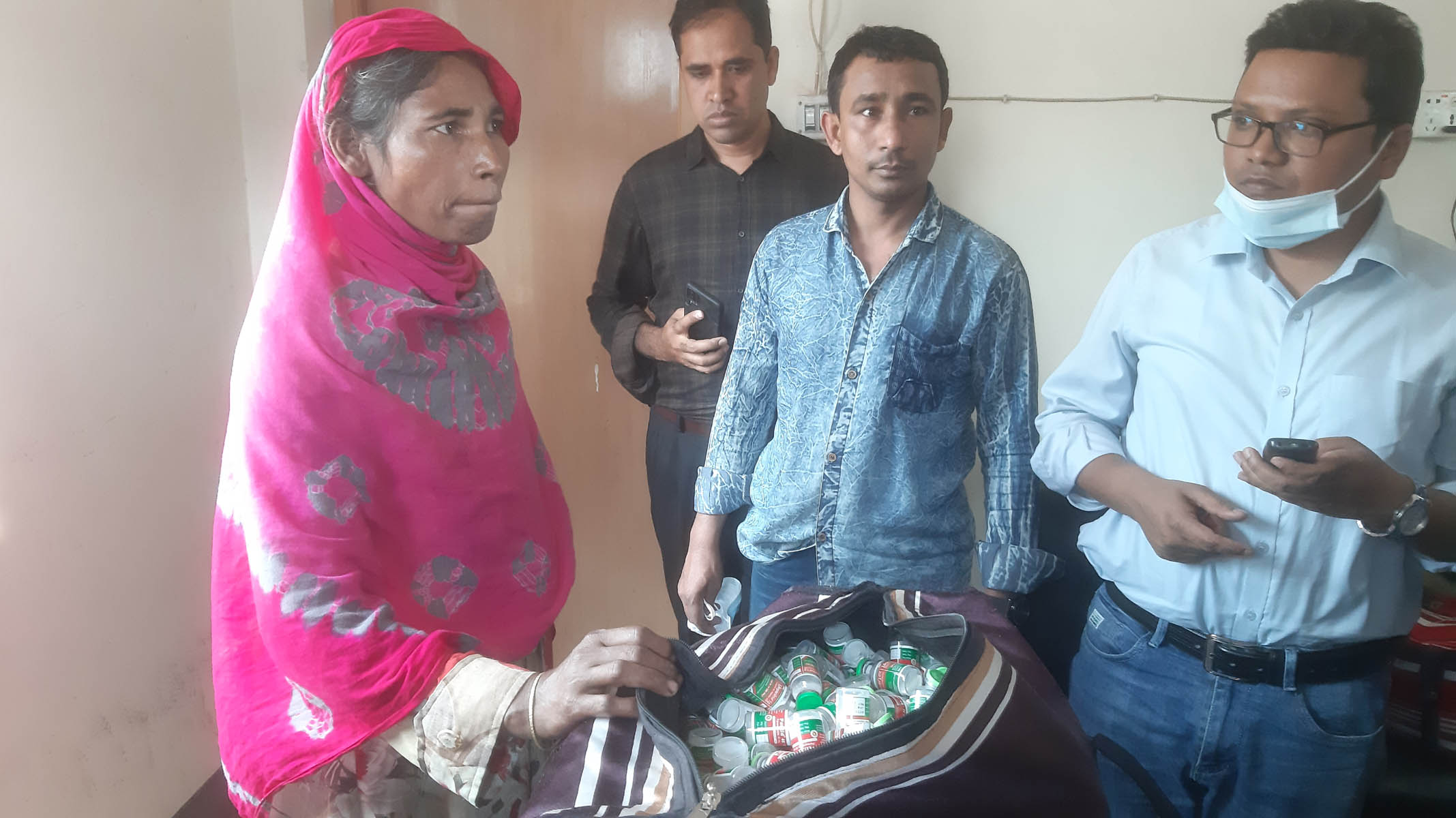 কুড়িগ্রামে জেনারেল হাসপাতালের ঔষধ পাচারের সময় নারী আটক