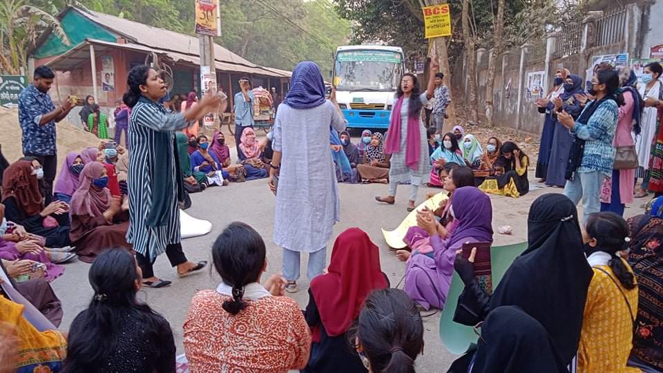উপাচার্যের বাংলো অবরোধ করে কুবি শিক্ষার্থীদের অবস্থান কর্মসূচি