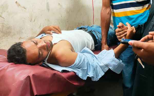ফেসবুক স্ট্যাটাসের জেরে যুবককে পেটালেন মেম্বার