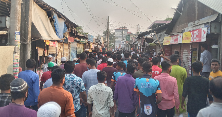 গজারিয়ায় স্বেচ্ছাসেবকলীগ নেতার উপর হামলার প্রতিবাদে বিক্ষোভ মিছিল