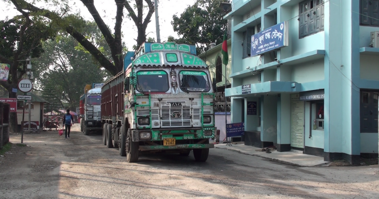 তিন দিন পর ফের হিলি স্থলবন্দরে আমদানি-রফতানি শুরু