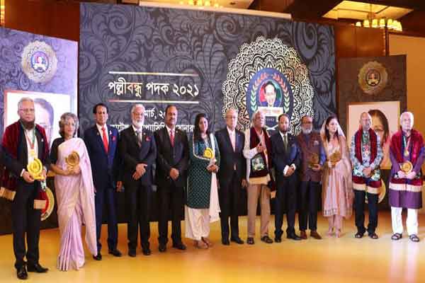 আট বি‌শিষ্ট ব‌্যক্তি‌কে ‘পল্লীবন্ধু পদক’ দি‌য়ে‌ছে জাতীয় পা‌র্টি