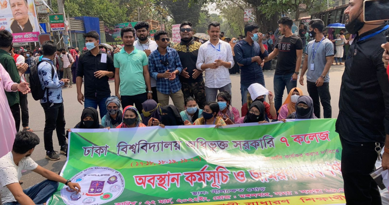 প্রশাসনের আশ্বাসে নীলক্ষেত ছেড়েছেন সাত কলেজের শিক্ষার্থীরা