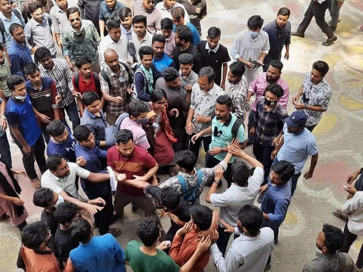 ছাত্রজোটের লিফলেট বিতরণে জবি ছাত্রলীগের হামলা