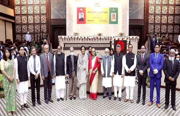 ৯ বিশিষ্ট ব্যক্তি এবং ২টি প্রতিষ্ঠানকে ‘স্বাধীনতা পুরস্কার-২০২২’ দিলেন প্রধানমন্ত্রী