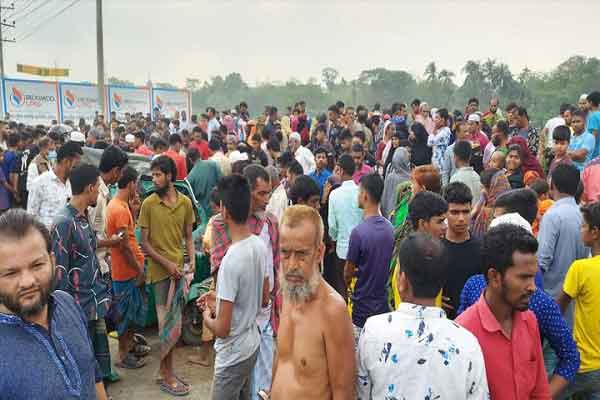 সড়কে প্রাণ গেল ৪ জনের