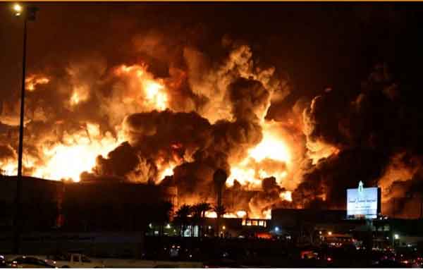 সৌদির তেলের ডিপোতে রকেট হামলা, জ্বলছে আগুন