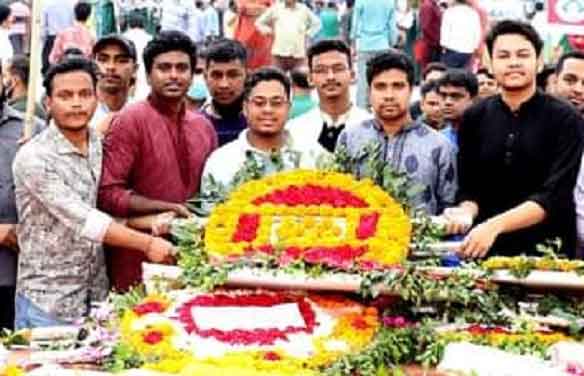 জাতীয় স্মৃতিসৌধে জবি প্রেসক্লাবের শ্রদ্ধাঞ্জলি নিবেদন