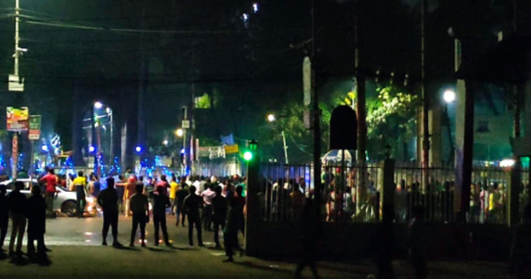 ঢাকা কলেজের সামনে সংঘর্ষ, ককটেল বিস্ফোরণ