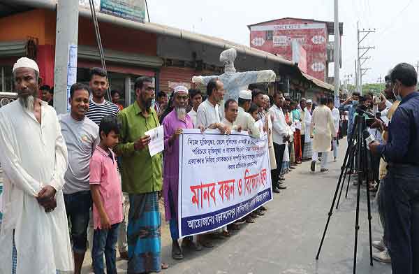 নোয়াখালীর কবিরহাটে দখলদার ও চাঁদাবাজির বিরুদ্ধে মানববন্ধন