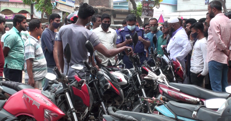 হিলিতে হেলমেটবিহীন মোটরসাইকেল চালকদের বিরুদ্ধে অভিযান