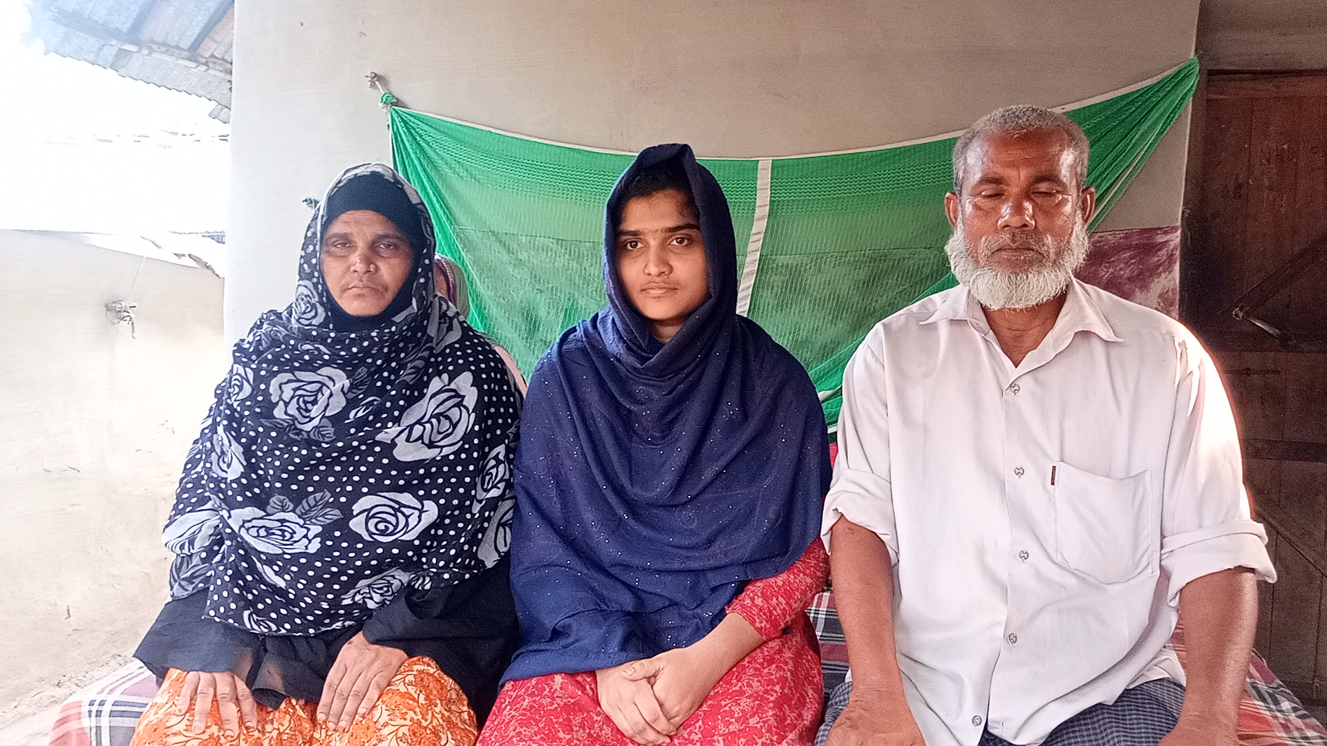 ভ্যানচালক বাবার স্বপ্ন পূরণ: ছেলে ঢাবিতে, মেয়ের মেডিকেলে চান্স