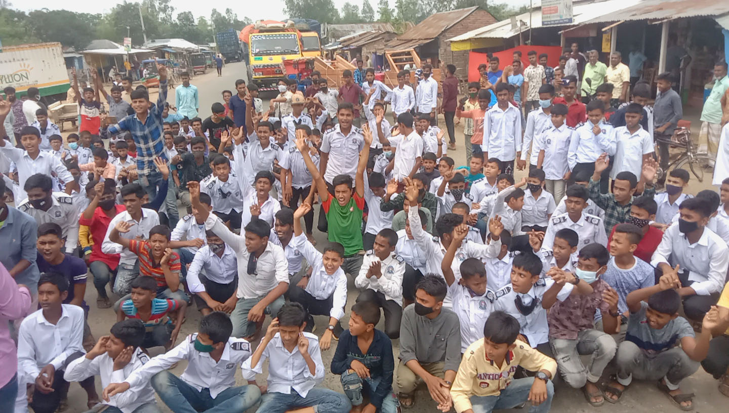 ঘোড়াঘাটে স্কুলের পাশে আশ্রয়ন প্রকল্পের ঘর নির্মাণ, প্রতিবাদে শিক্ষার্থীদের সড়ক অবরোধ