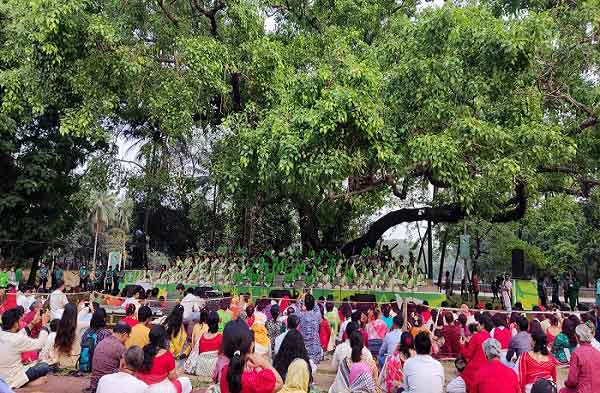 রমনায় চলছে বর্ষবরণের উৎসব