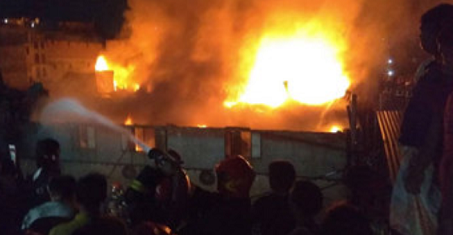 লালবাগে প্লাস্টিক কারখানায় আগুন