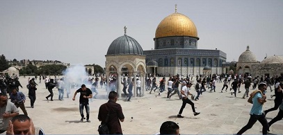 আল-আকসা মসজিদে ইসরায়েলি বাহিনীর অভিযান, আহত ৬৭