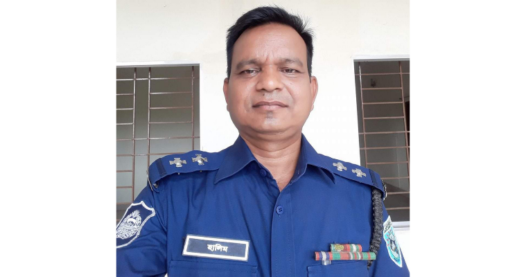 যুবকের গোপনাঙ্গে লাথি মারা সেই এসআইকে ক্লোজ