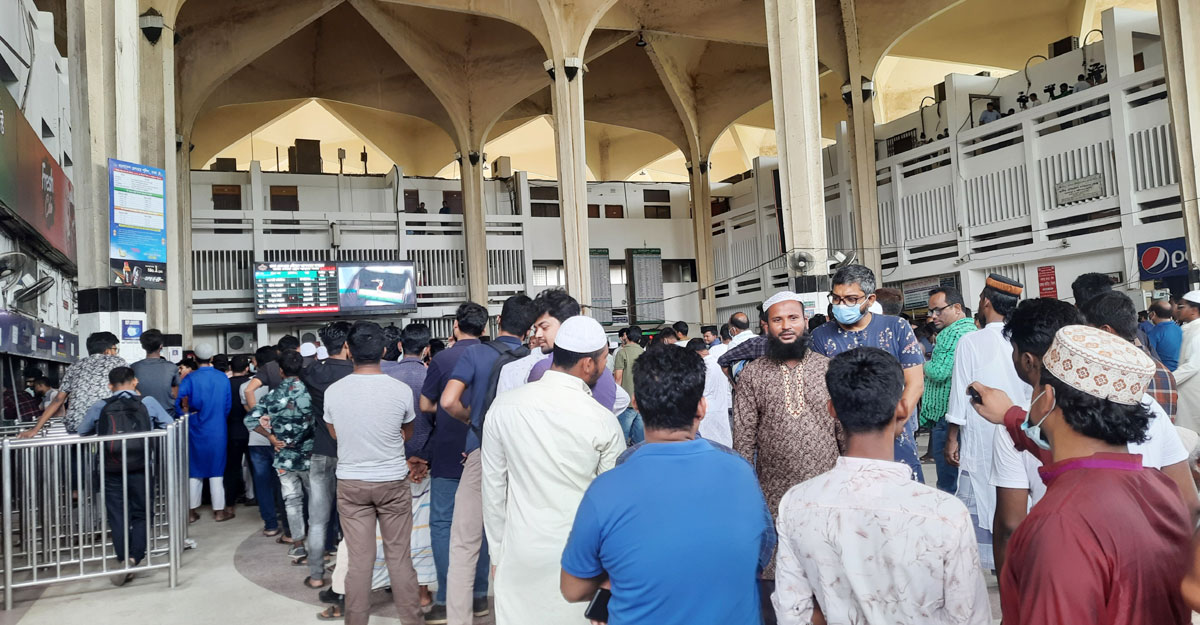অগ্রিম টিকিট বিক্রির আগেই কমলাপুরে যাত্রীর চাপ