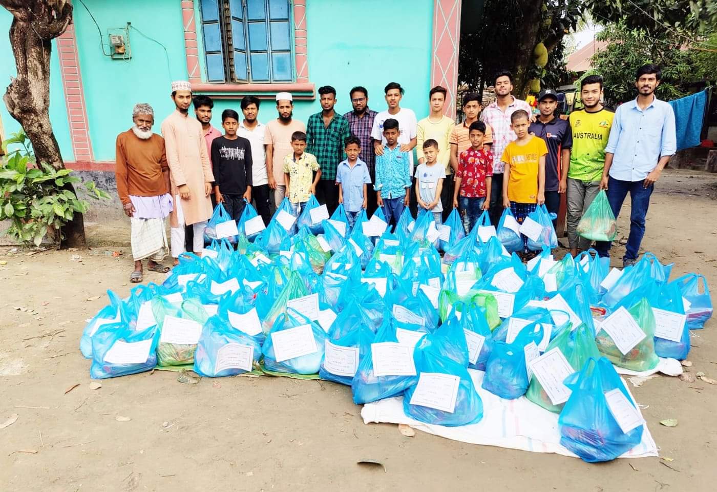 অসহায়ের মাঝে পৌঁছে গেলো মানবসেবা ট্রাষ্টের ঈদ উপহার
