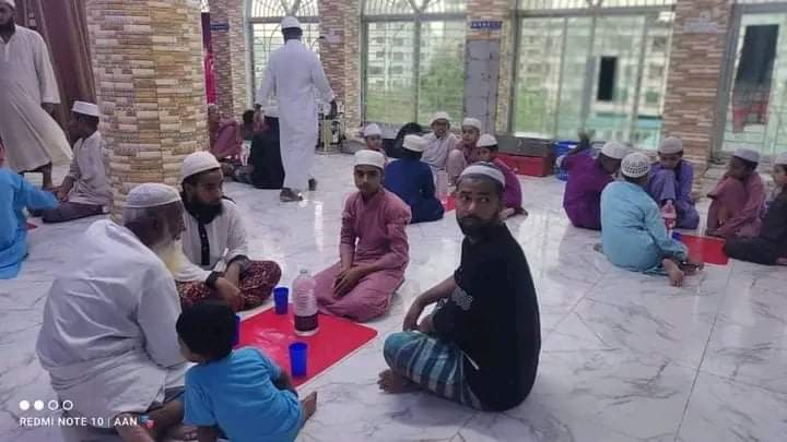 রাইটিং হাইভ এর পক্ষ থেকে এতিমখানায় ইফতার বিতরণ