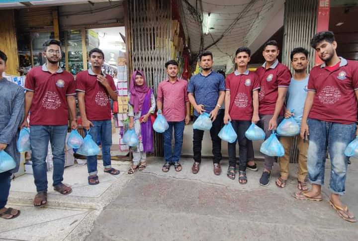 অসহায়দের ঈদ সামগ্রী দিল তিতুমীর কলেজের গণিত বিভাগের শিক্ষার্থীরা